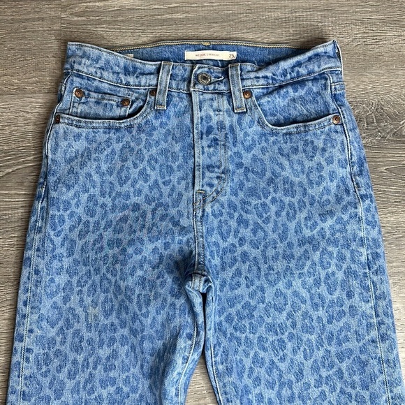Levi’s High Rise Animal Print Wedgie Straight Fit Cropped Jeans Blue Sz 25 - Picture 4 of 16
